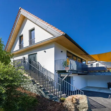 Elisabeth Ratsch an der Weinstraße